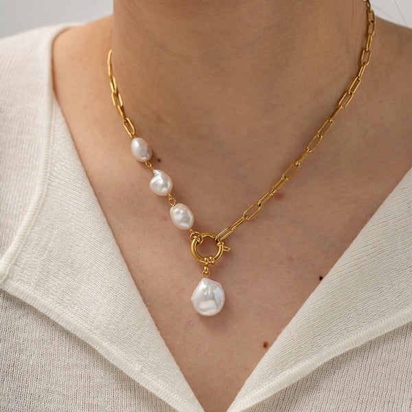 Retro Women's Pendant Necklace with Pearl Accent